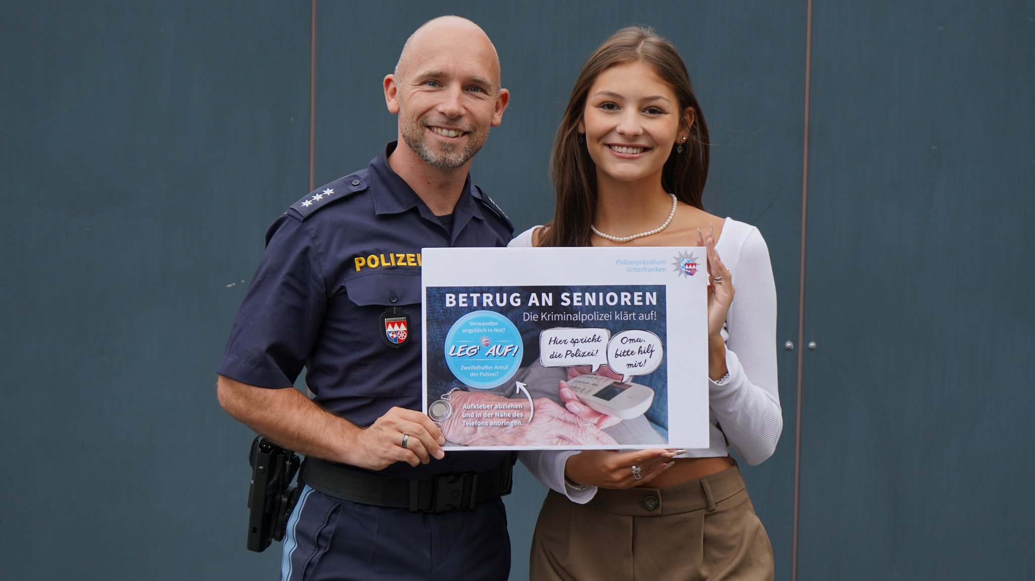 Polizeihauptkommissar Andy Laacke vom Polizeipräsidium Unterfranken mit der unterfränkischen Influencerin "Feli", die die Kampagne unterstützt.