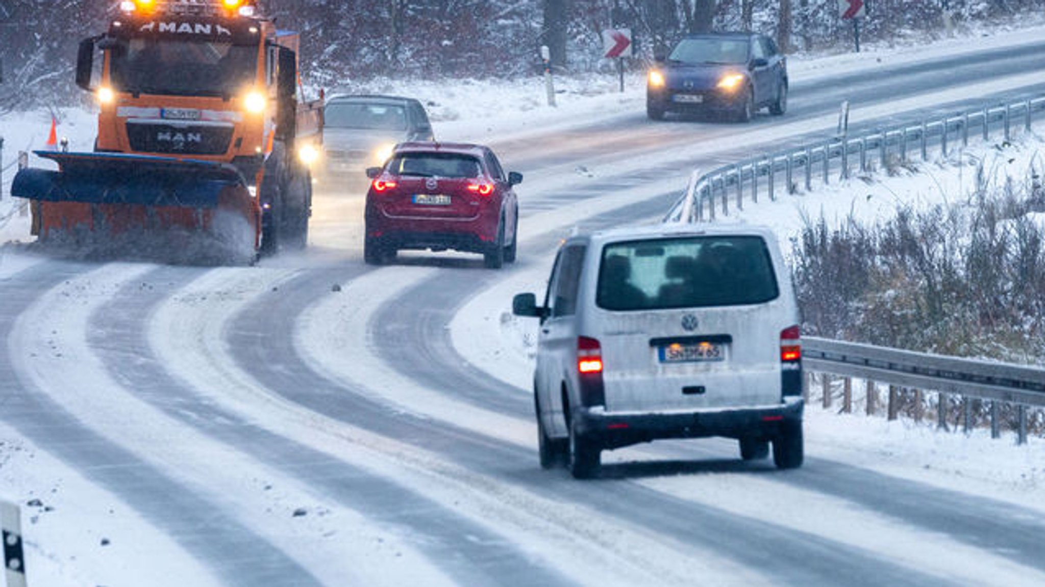 Schneepflug räumt die Straße