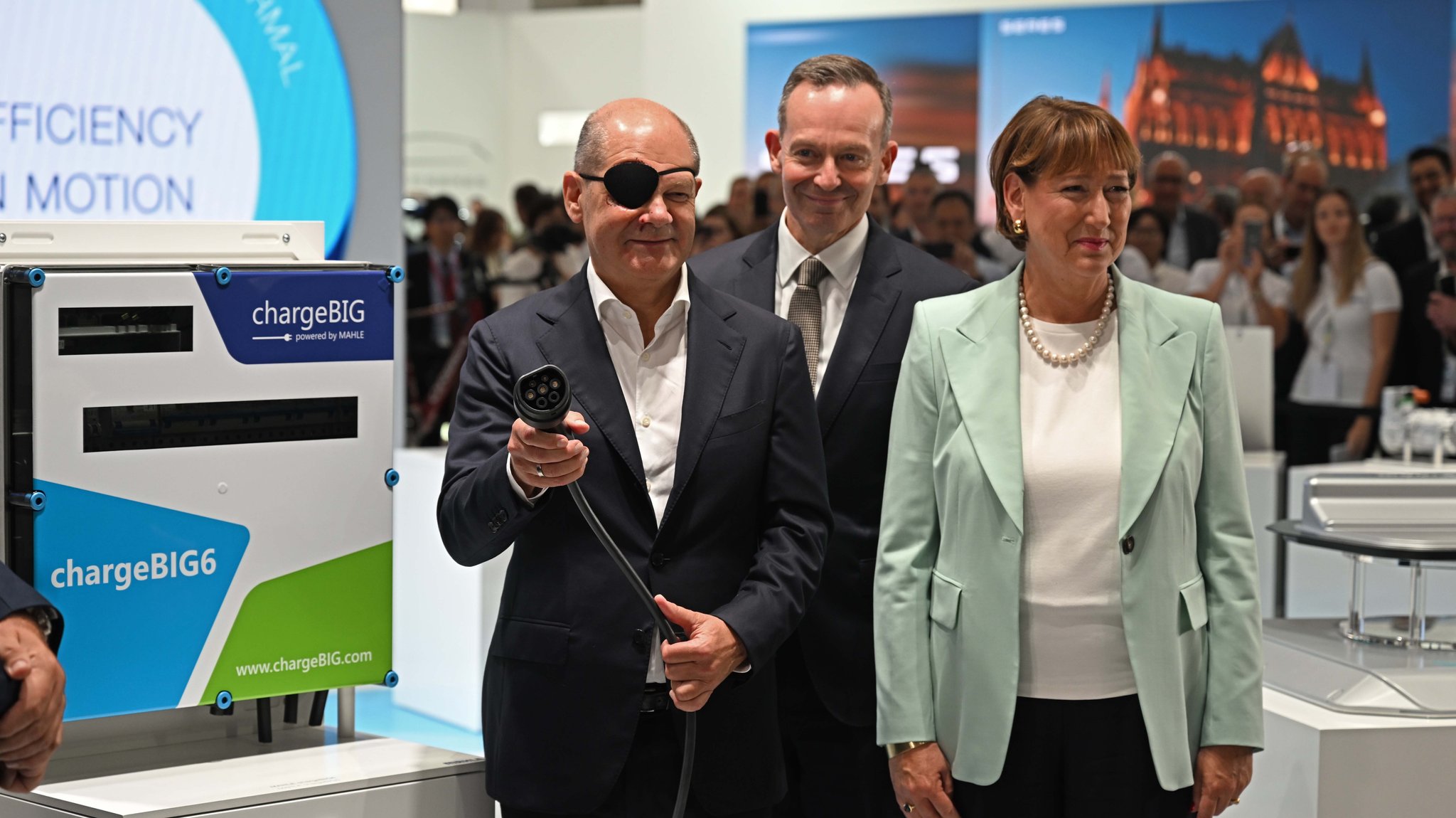 Bundeskanzler Olaf Scholz (links) mit VDA-Präsidentin Hildegard Müller (rechts) und Bundesverkehrsminister Volker Wissing beim IAA-Rundgang.