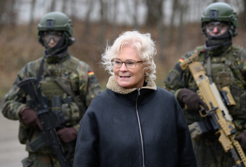 Christine Lambrecht (SPD), Bundesministerin der Verteidigung, geht beim Besuch des Panzergrenadierbataillons 371 in der Erzgebirgskaserne an Soldaten vorbei. 