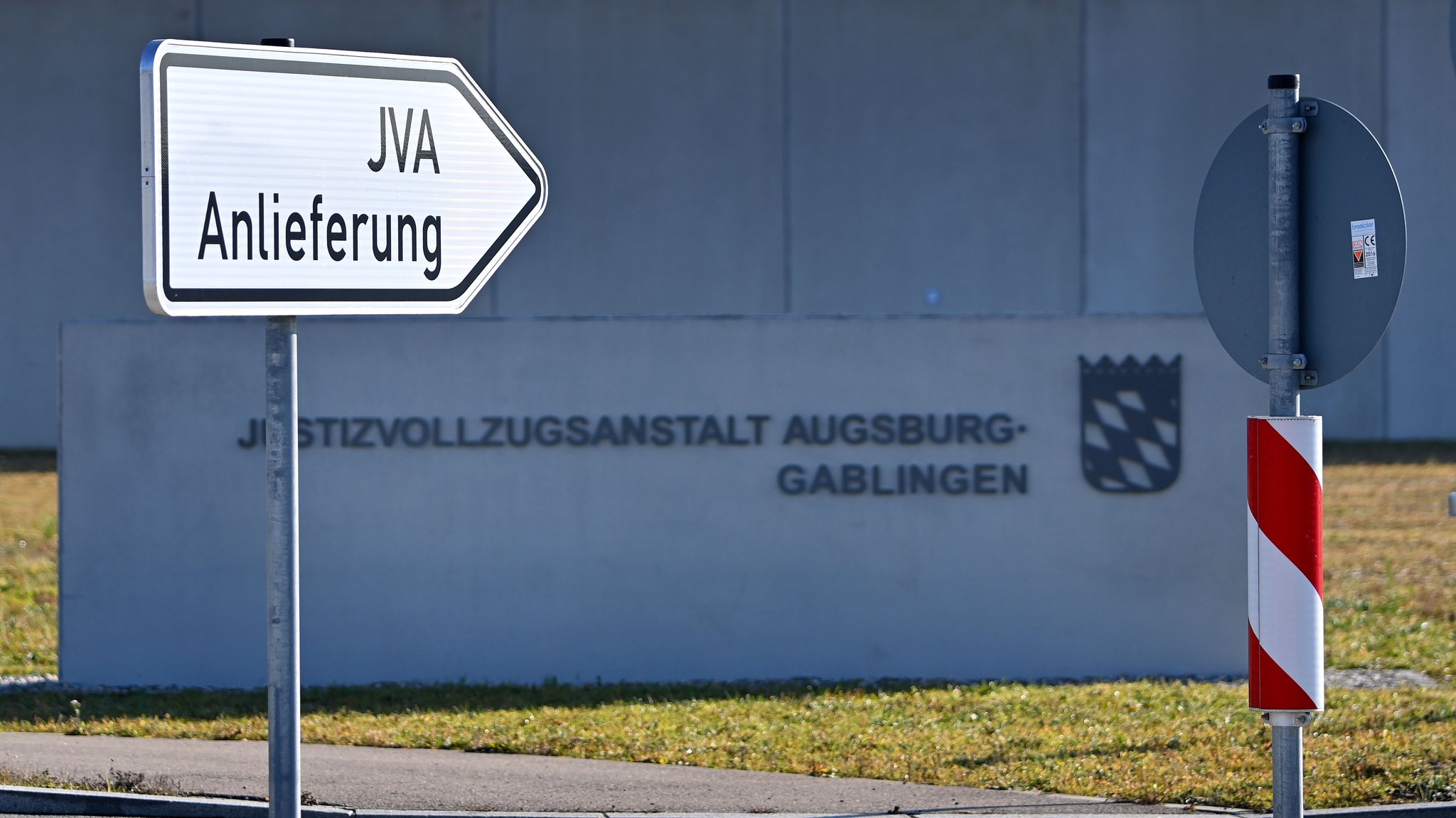 (Symbolbild) Die Justizvollzugsanstalt Gablingen bei Augsburg. | Bild: picture alliance / SVEN SIMON | Frank Hoermann / SVEN SIMON (Symbolbild) Die Justizvollzugsanstalt Gablingen bei Augsburg.