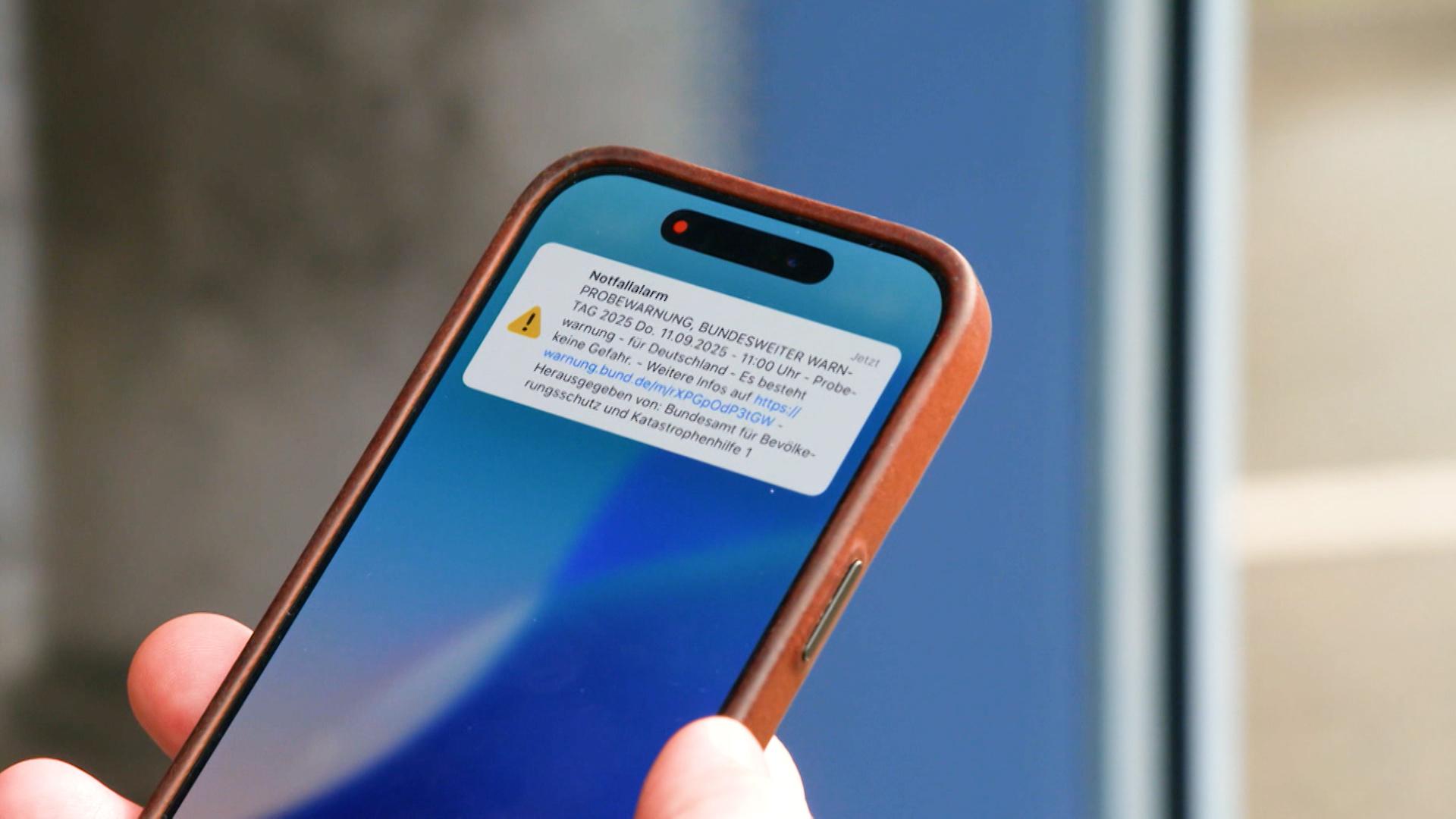 Eine Warnmeldung ist auf einem Smartphone zu sehen.