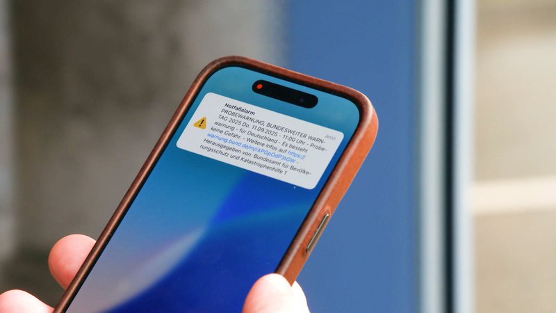Eine Warnmeldung ist auf einem Smartphone zu sehen. | Bild: BR Eine Warnmeldung ist auf einem Smartphone zu sehen.