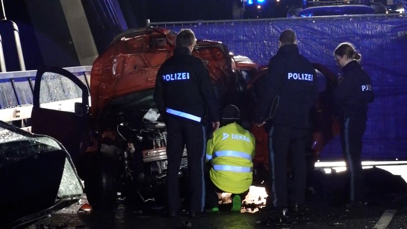 Frontalzusammenstoß: Schwerer Unfall auf der Bundesstraße bei Untersteinach im Landkreis Kulmbach. | Bild: BR24 Frontalzusammenstoß: Schwerer Unfall auf der Bundesstraße bei Untersteinach im Landkreis Kulmbach.