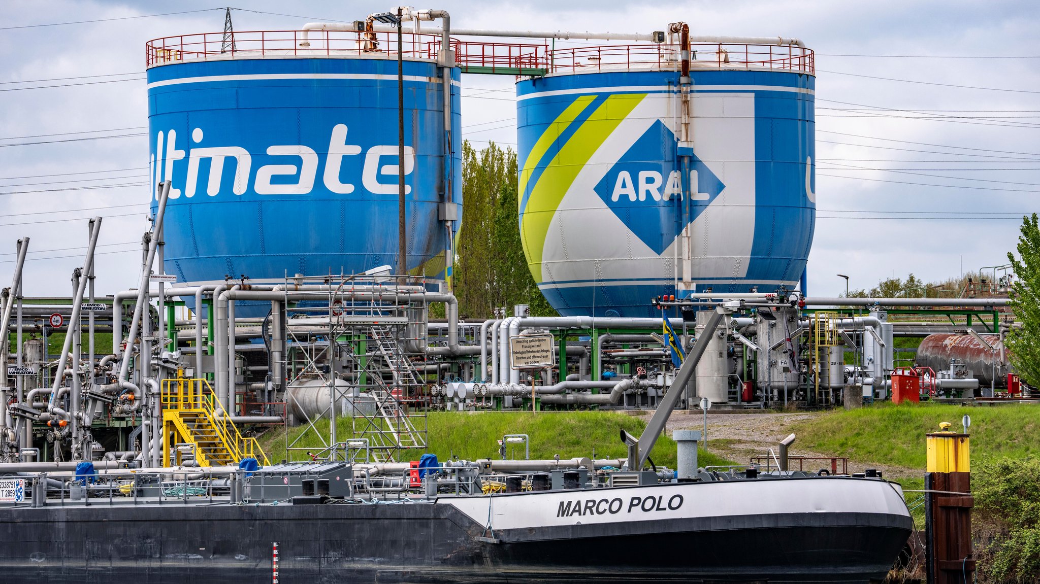 Zwei Tanks vor einem Fluss | Bild: picture alliance / Jochen Tack Zwei Tanks vor einem Fluss