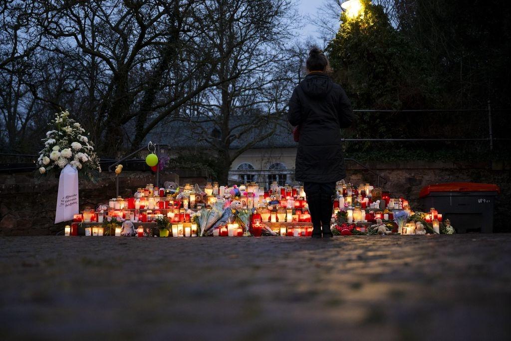 Auf einer Treppe am Eingang zum Park Schöntal stehen zahlreiche Kerzen zum Gedenken an die Opfer des Anschlags.