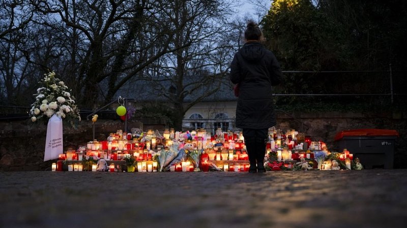 Auf einer Treppe am Eingang zum Park Schöntal stehen zahlreiche Kerzen zum Gedenken an die Opfer des Anschlags. | Bild: dpa-Bildfunk/Jacob Schröter Auf einer Treppe am Eingang zum Park Schöntal stehen zahlreiche Kerzen zum Gedenken an die Opfer des Anschlags.