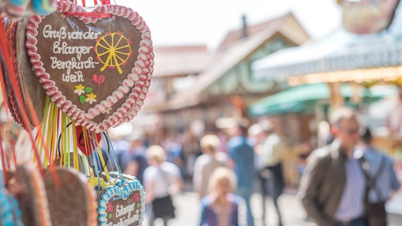 (Symbolbild) Ein Lebkuchenherz auf der Erlanger Bergkirchweih. | Bild: stock.adobe.com/schulzfoto (Symbolbild) Ein Lebkuchenherz auf der Erlanger Bergkirchweih.