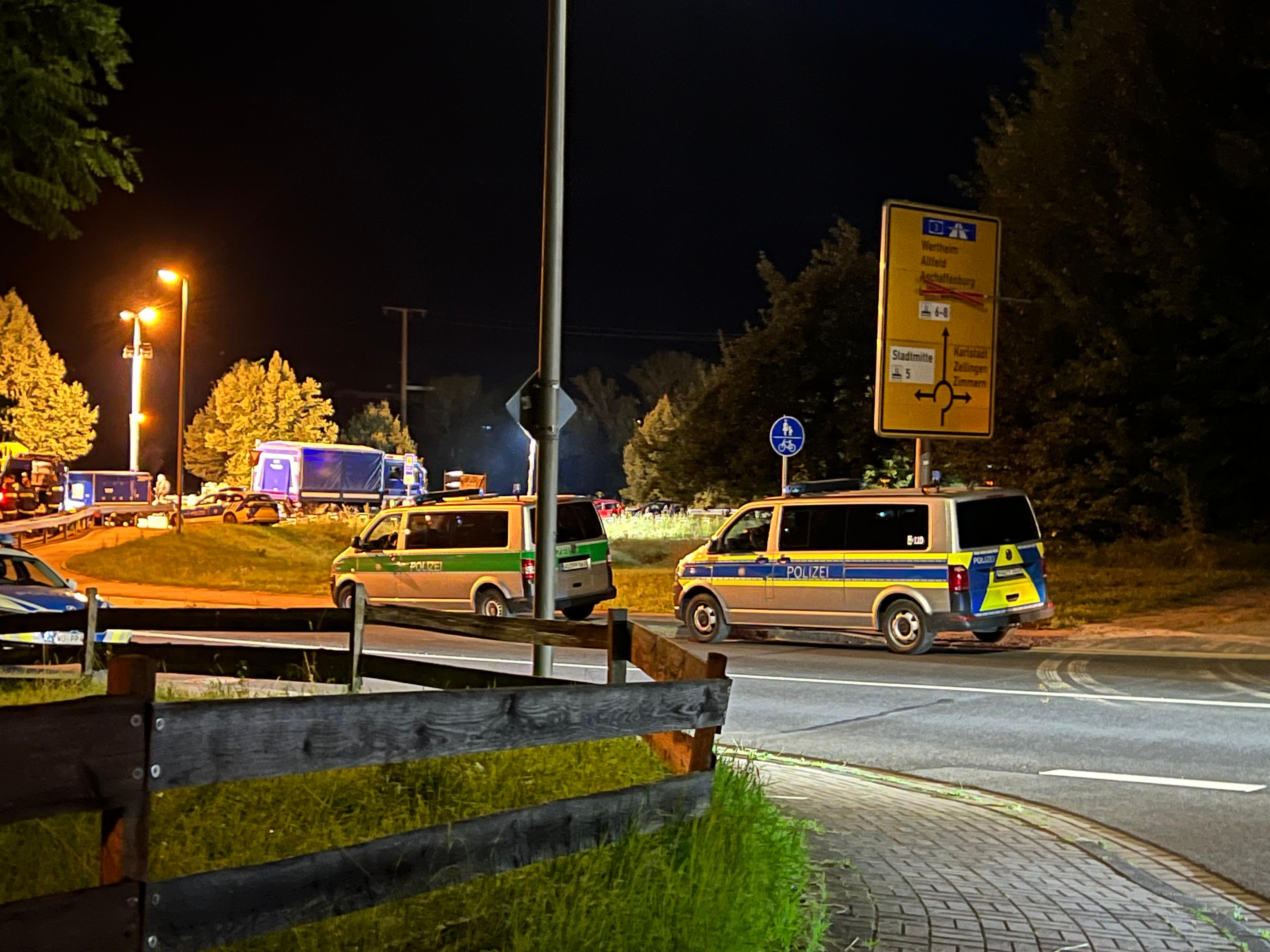Straßensperre der Polizei nach der Messerstecherei zweier rivalisierender Rockerbanden in Marktheidenfeld