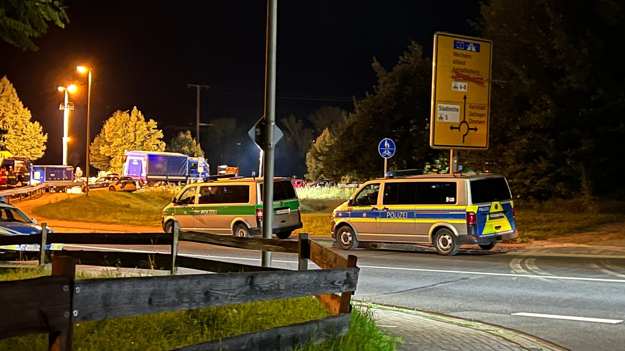 Straßensperre der Polizei nach der Messerstecherei zweier rivalisierender Rockerbanden in Marktheidenfeld