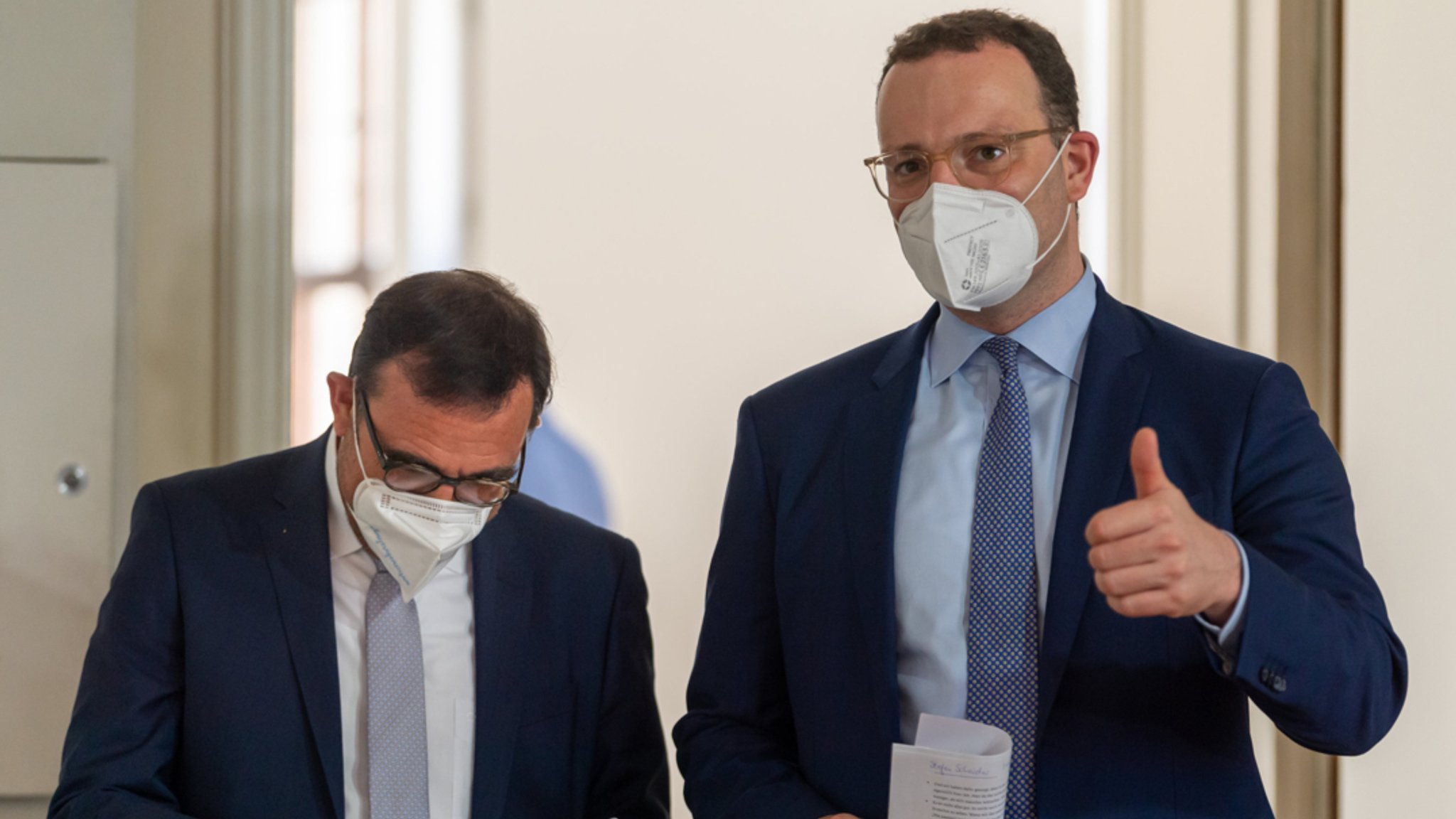 Bayerns Gesundheitsminister Holetschek (l, CSU) und BundesgesundheitsministerSpahn (r, CDU) nach einer Gesundheitsministerkonferenz am 16.6.21.