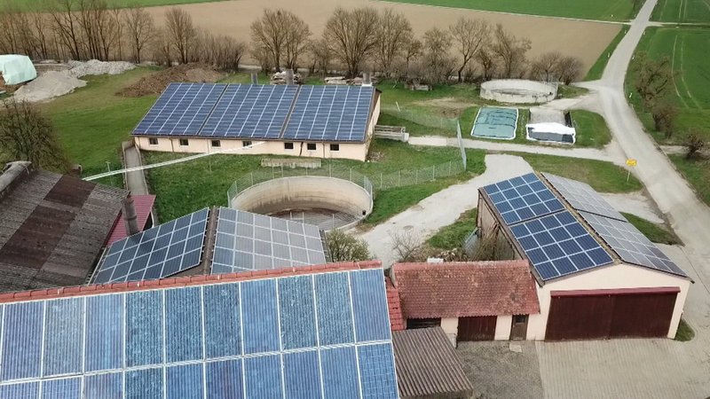 Bauernhof mit Solarzellen auf den Dächern