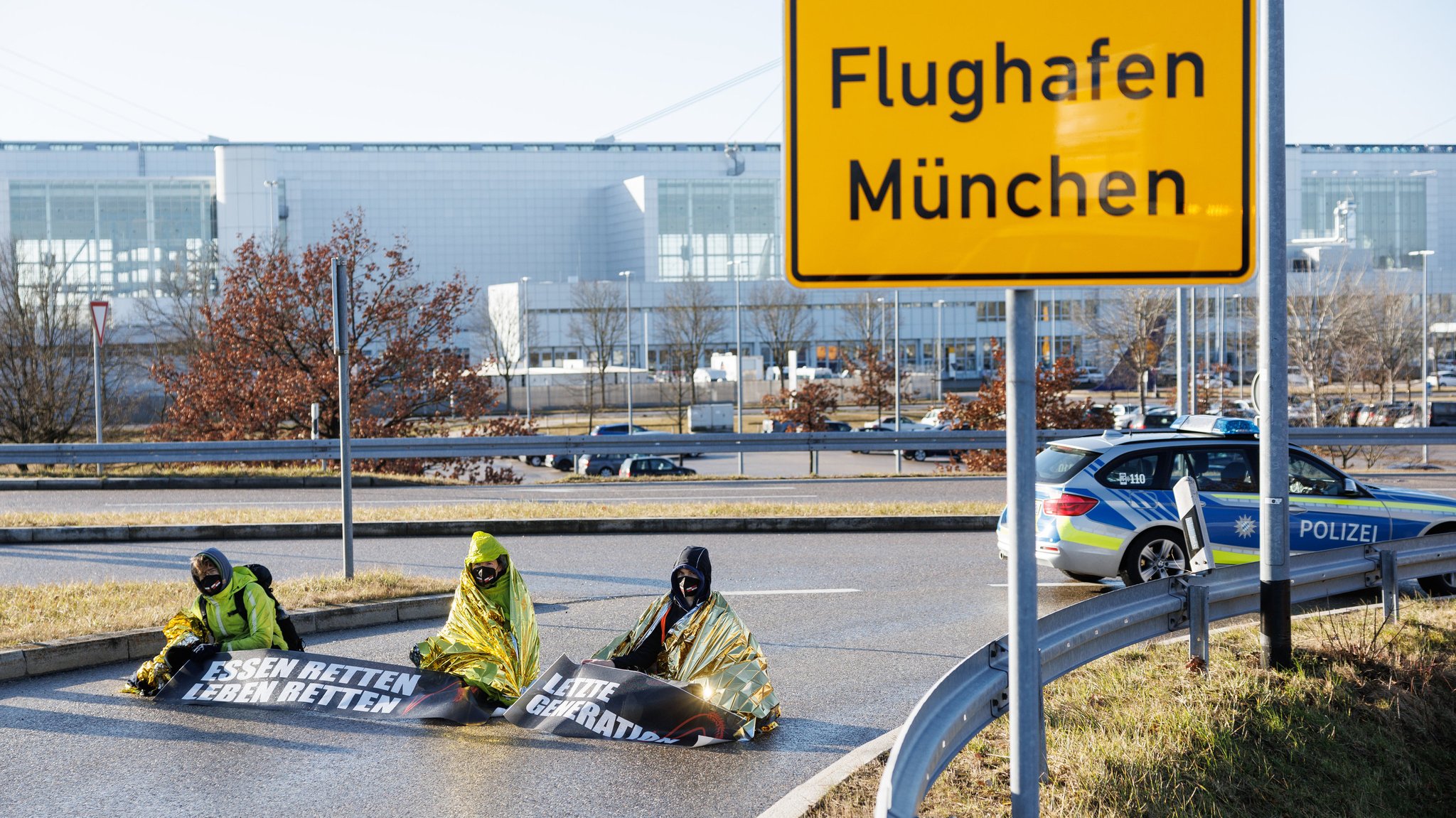 Aktivisten hatten am 23.2. ihre Hände auf eine Zufahrtsstraße zum Münchner Flughafen festgeklebt