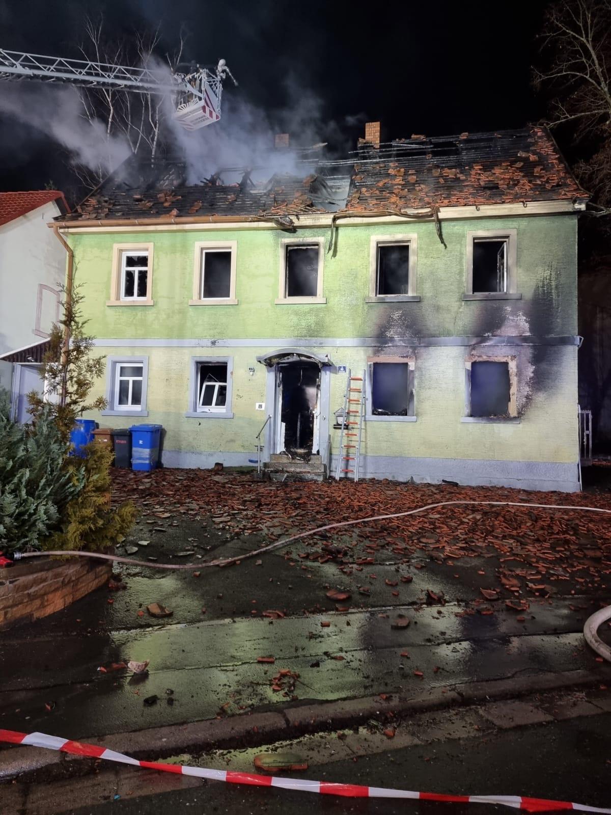 Ein Haus mit qualmendem Dachgeschoss.