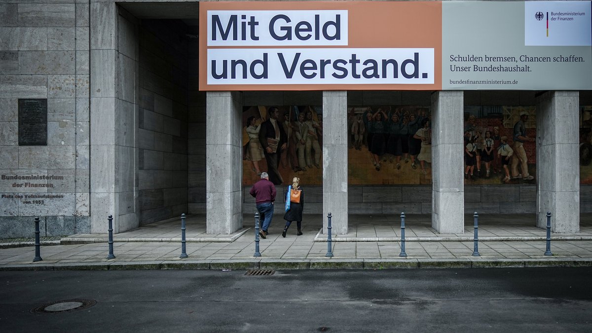 "Mit Geld und Verstand":  Plakat über dem Eingang zum Bundesministerium der Finanzen.