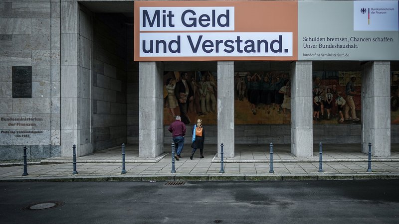 "Mit Geld und Verstand": Plakat über dem Eingang zum Bundesministerium der Finanzen. | Bild: picture alliance/dpa | Kay Nietfeld "Mit Geld und Verstand": Plakat über dem Eingang zum Bundesministerium der Finanzen.
