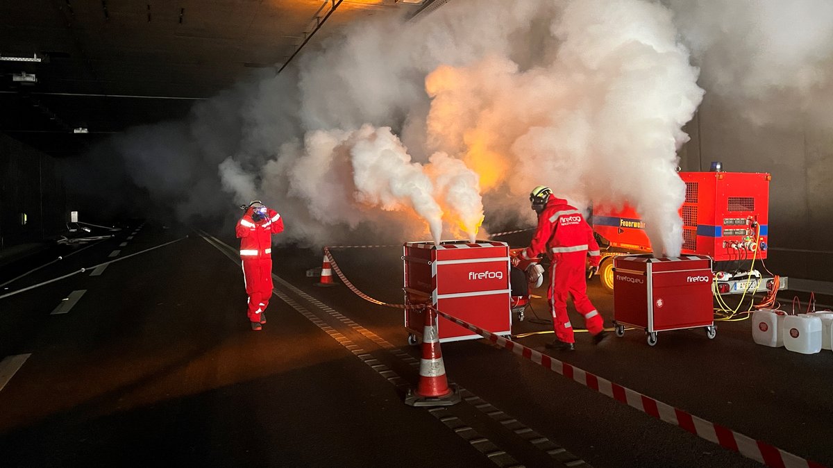 Augsburger Feuerwehr sorgt mit künstlichem Rauch in einem Tunnel für eine realistische Einsatzübung.