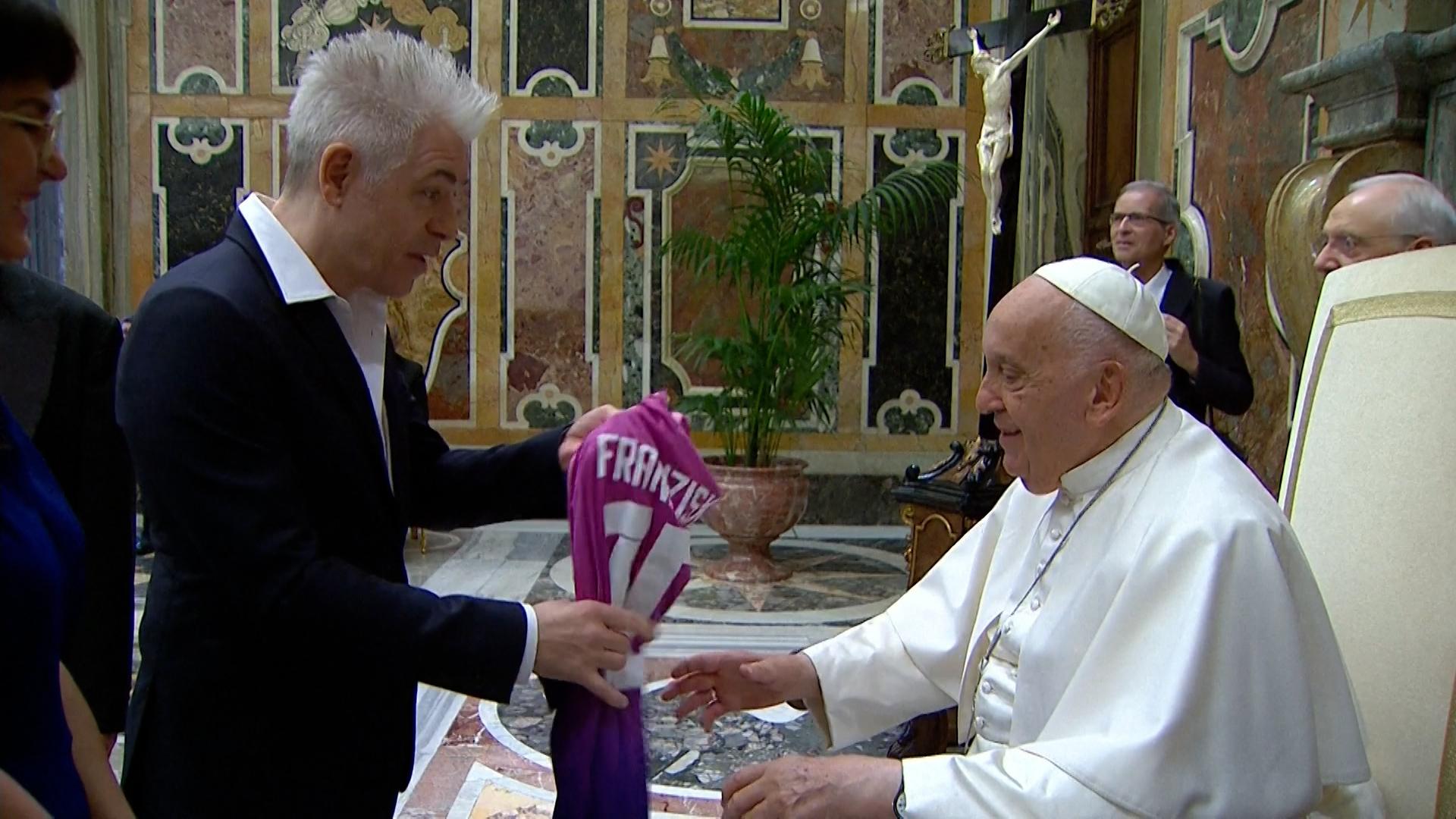 Michael Mittermeier überreicht Papst Franziskus bei einer Audienz ein Fußballtrikot