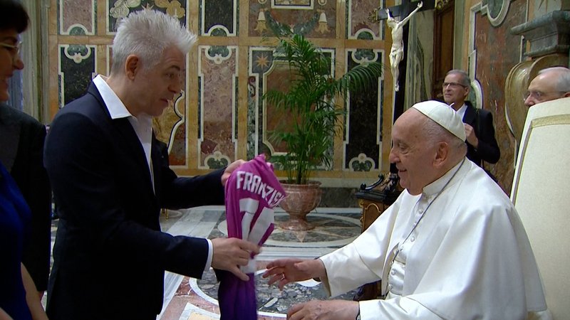 Michael Mittermeier überreicht Papst Franziskus bei einer Audienz ein Fußballtrikot