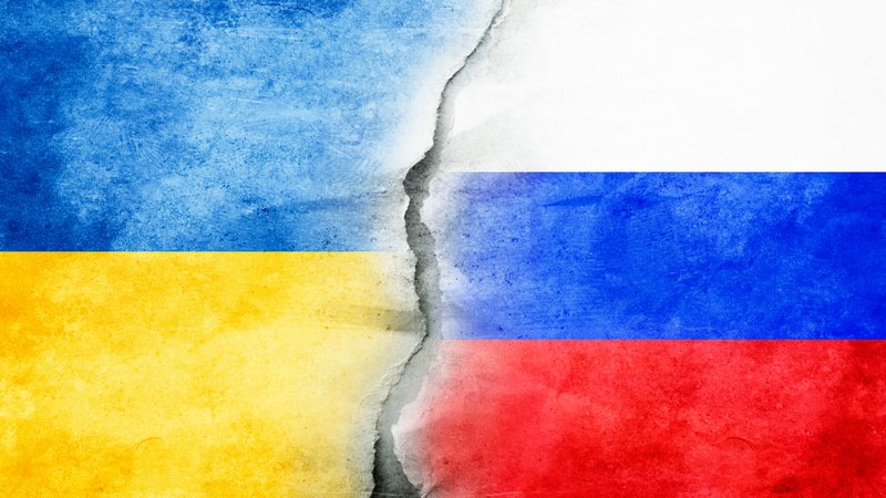 Die ukrainische und russische Flagge stehen sich gegenüber.