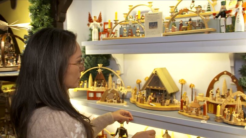 Frau Wohlfahrt zeigt Weihnachtsdeko | Bild: BR Frau Wohlfahrt zeigt Weihnachtsdeko