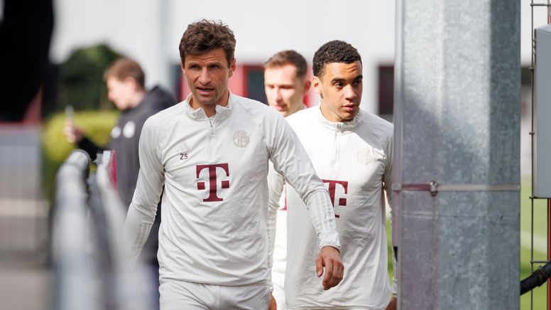 Thomas Müller und Jamal Musiala am FC-Bayern-Trainingsgelände | Bild:picture alliance/dpa | Matthias Balk
