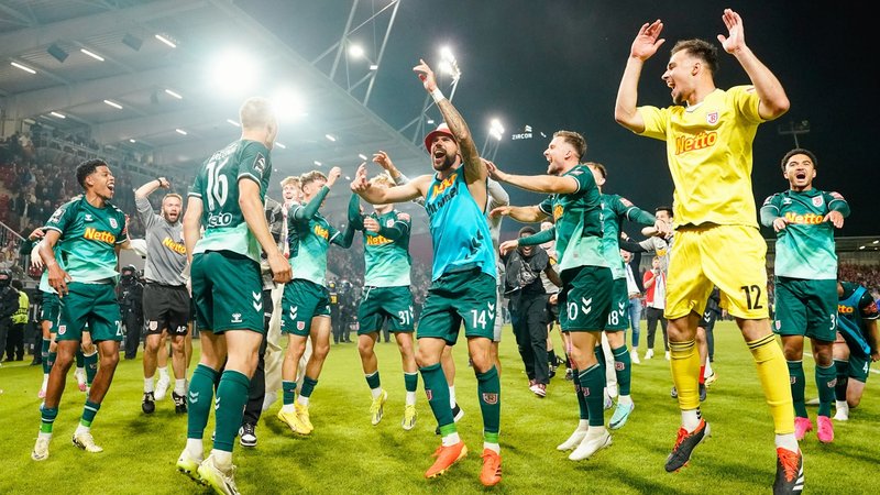 Regensburgs Mannschaft freut sich über den Aufstieg in die zweite Bundesliga.