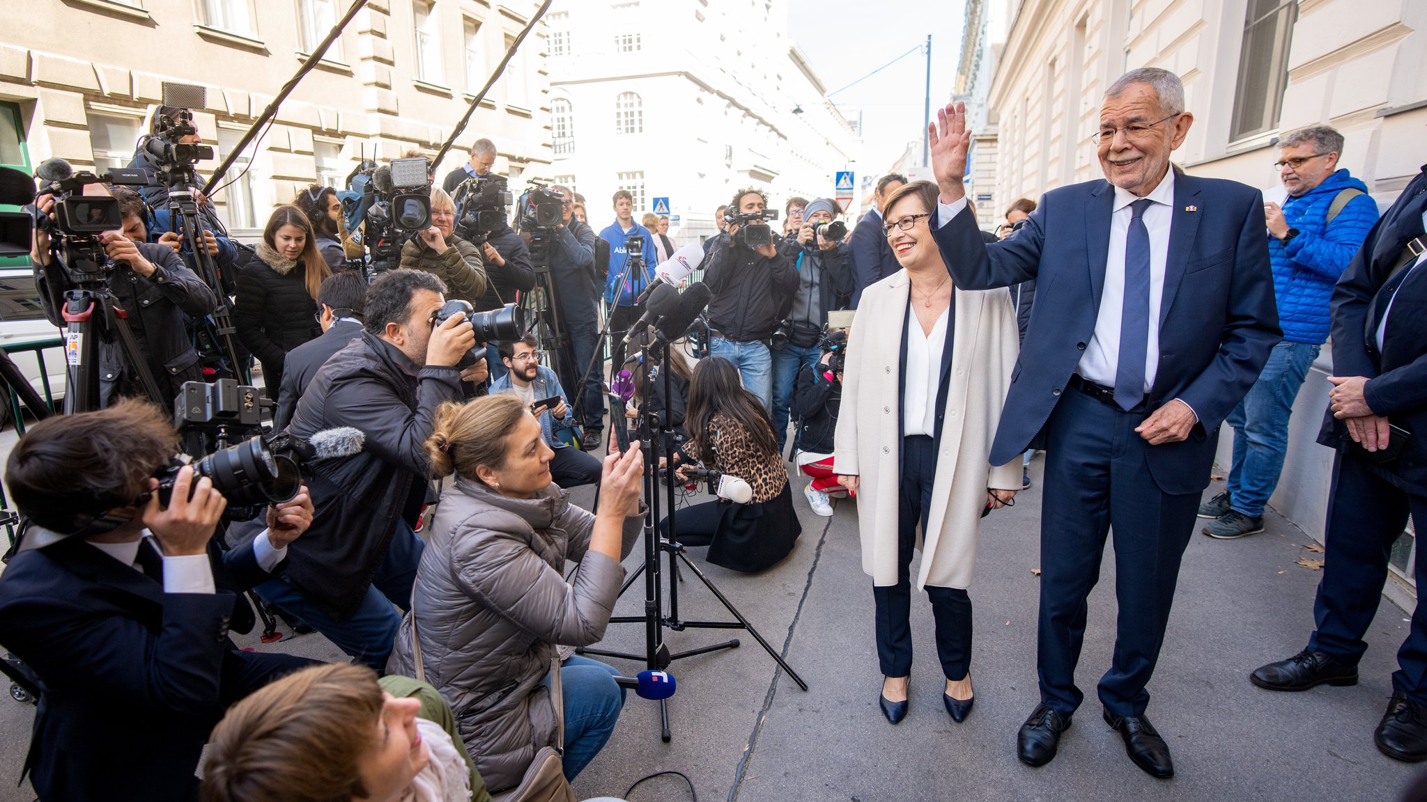 Bundespräsidentschfatskandidat Alexander Van der Bellen und Ehefrau Doris Schmidauer am Sonntag, 09. Oktober 2022, anl. der Stimmabgabe zur Bundespräsidentenwahl in Wien.