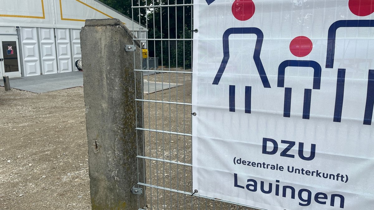 Das mobile Flüchtlingszelt in Lauingen: Auf einem Transparent steht DZU, dezentrale Unterkunft, Lauingen