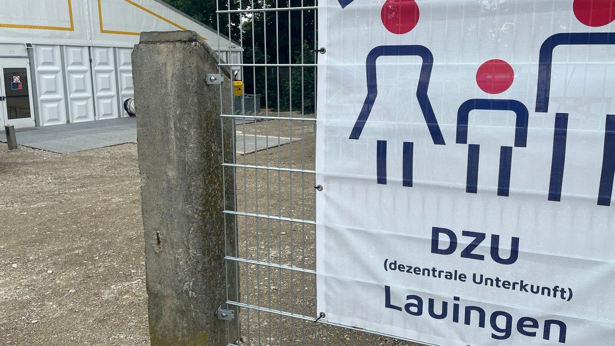 Das mobile Flüchtlingszelt in Lauingen: Auf einem Transparent steht DZU, dezentrale Unterkunft, Lauingen | Bild: BR/Judith Zacher Das mobile Flüchtlingszelt in Lauingen: Auf einem Transparent steht DZU, dezentrale Unterkunft, Lauingen