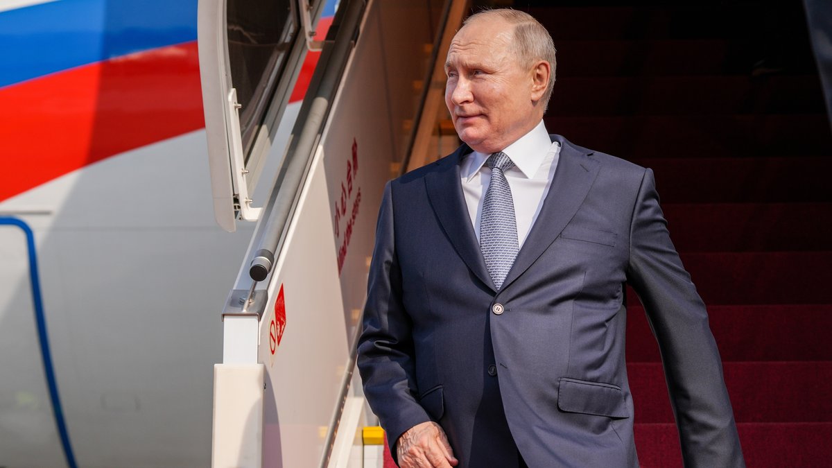 Der russische Präsident verlässt sein Flugzeug