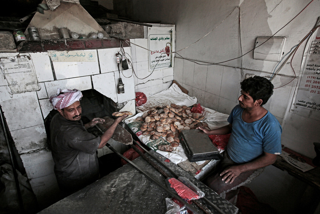 Zwei jemenitischer Männer arbeiten und backen in einer Bäckerei Brot (Archivbild)