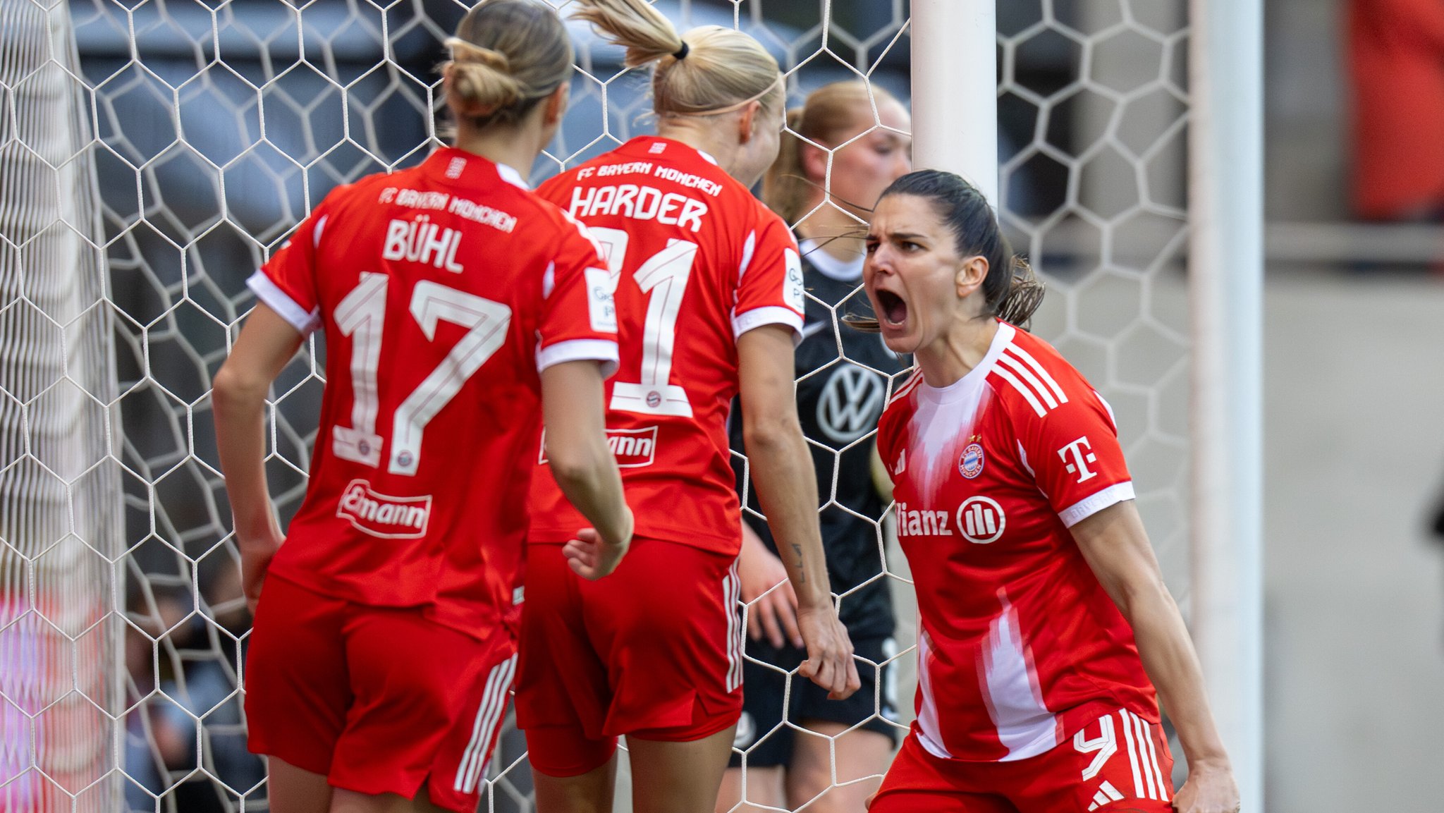 Jovana Damnjanovic (FCB) jubelt über ihren Ausgleichstreffer zum 1:1