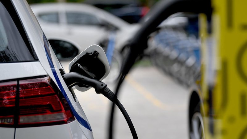 Ein E-Auto wird geladen. | Bild: dpa-Bildfunk/Britta Pedersen Ein E-Auto wird geladen.