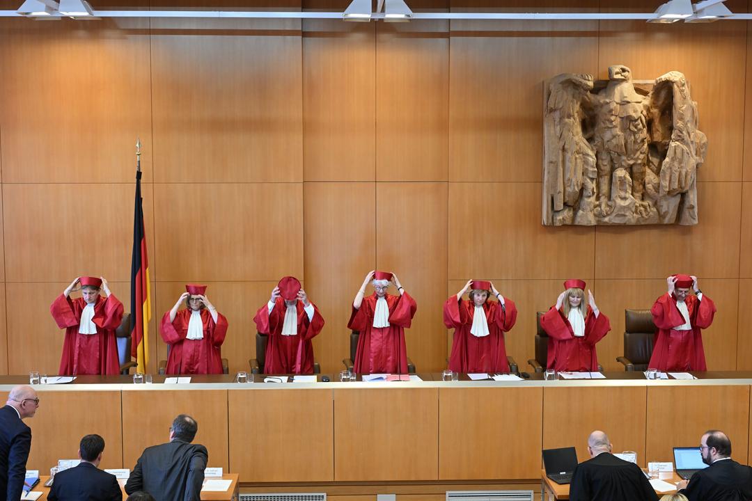 Sieben Richterinnen und Richter des Bundesverfassungsgerichts in roten Roben.