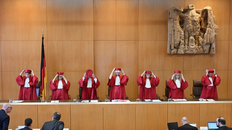 Sieben Richterinnen und Richter des Bundesverfassungsgerichts in roten Roben. | Bild: dpa-Bildfunk/Uli Deck Sieben Richterinnen und Richter des Bundesverfassungsgerichts in roten Roben.