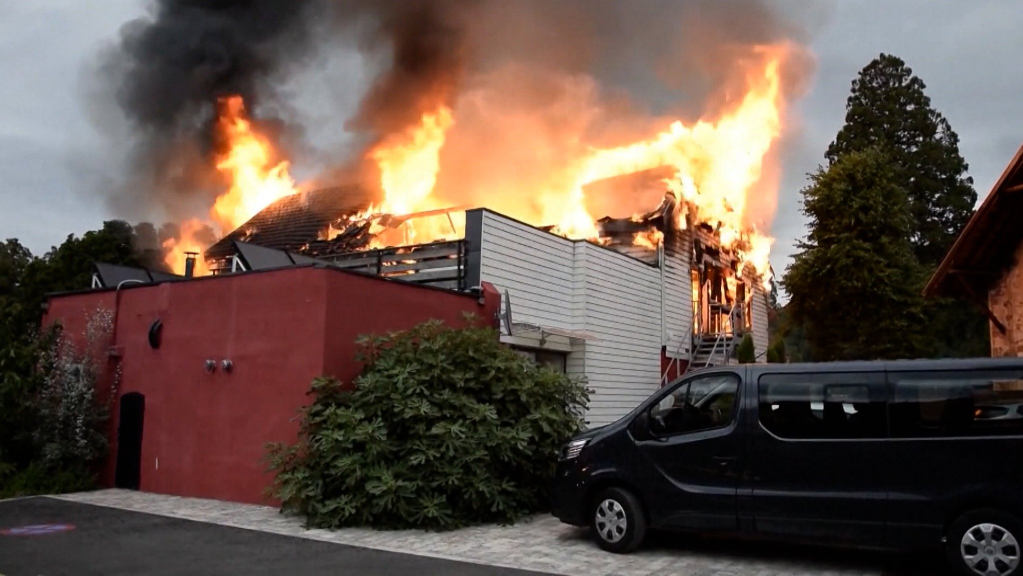 Nach einem Feuer in einem Ferienheim für behinderte Menschen bei Colmar sind elf Todesopfer gefunden worden. Frankreichs Präsident Macron zeigte sich erschüttert.