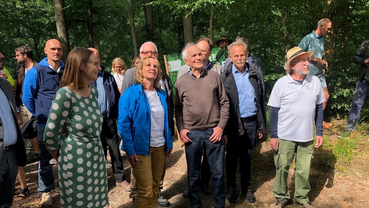 Bundesumweltministerin Steffi Lemke (zweite von links) mit Nationalpark-Befürwortern im Steigerwald bei Ebrach