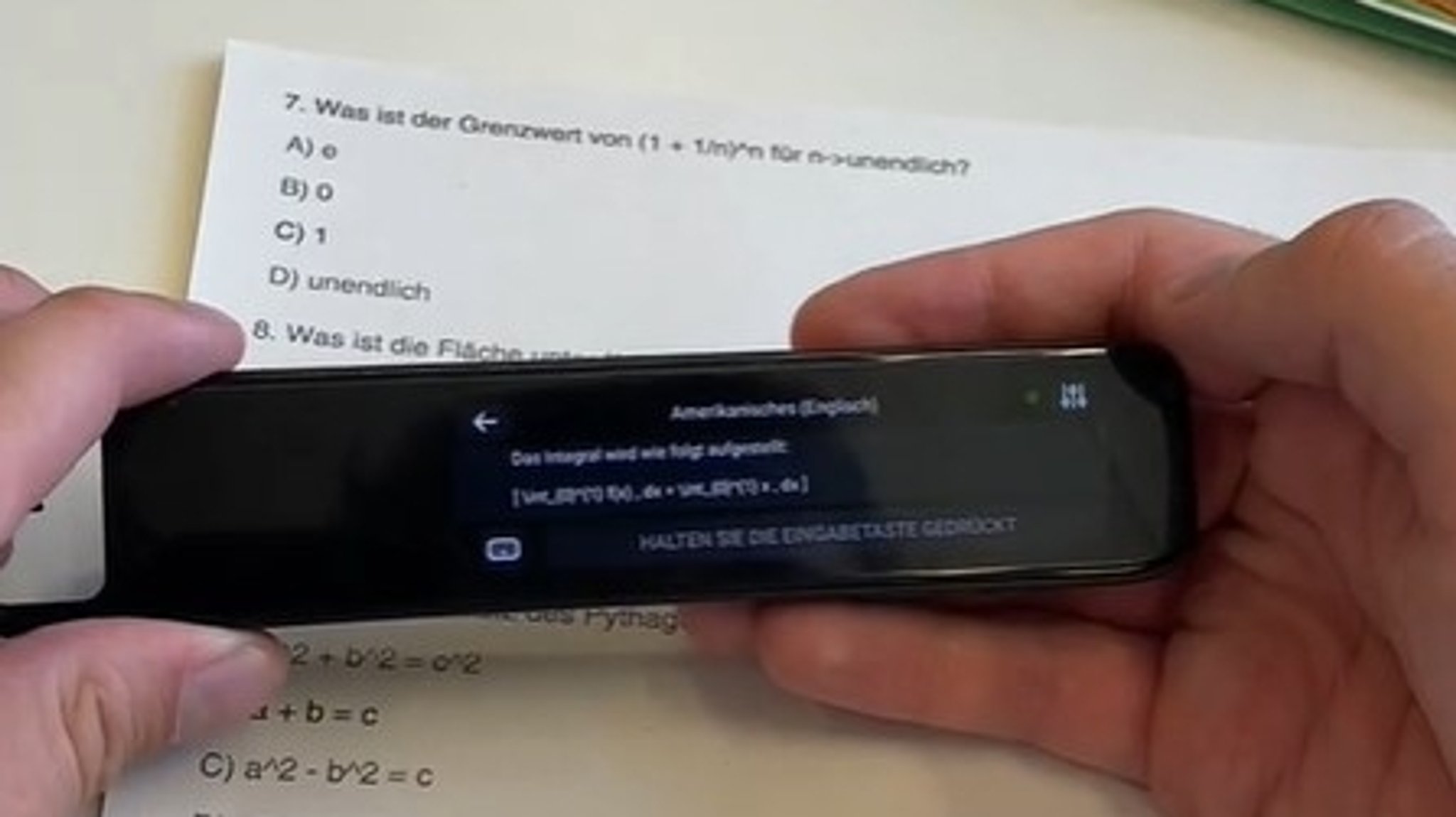 Schüler hält einen KI-Scan-Stift vor einem Blatt mit Aufgaben. | Bild: Scannix Schüler hält einen KI-Scan-Stift vor einem Blatt mit Aufgaben.