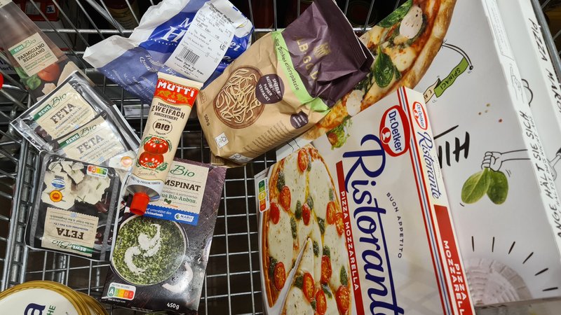 Ein Einkaufswagen von oben mit Lebensmitteln aus konventionellem und ökologischem Anbau. | Bild: Ursula Klement/ BR Ein Einkaufswagen von oben mit Lebensmitteln aus konventionellem und ökologischem Anbau.