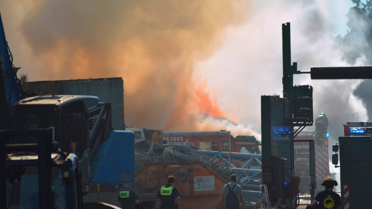 Großbrand in Entsorgungsbetrieb in Augsburg | Bild: Bruder Media Großbrand in Entsorgungsbetrieb in Augsburg