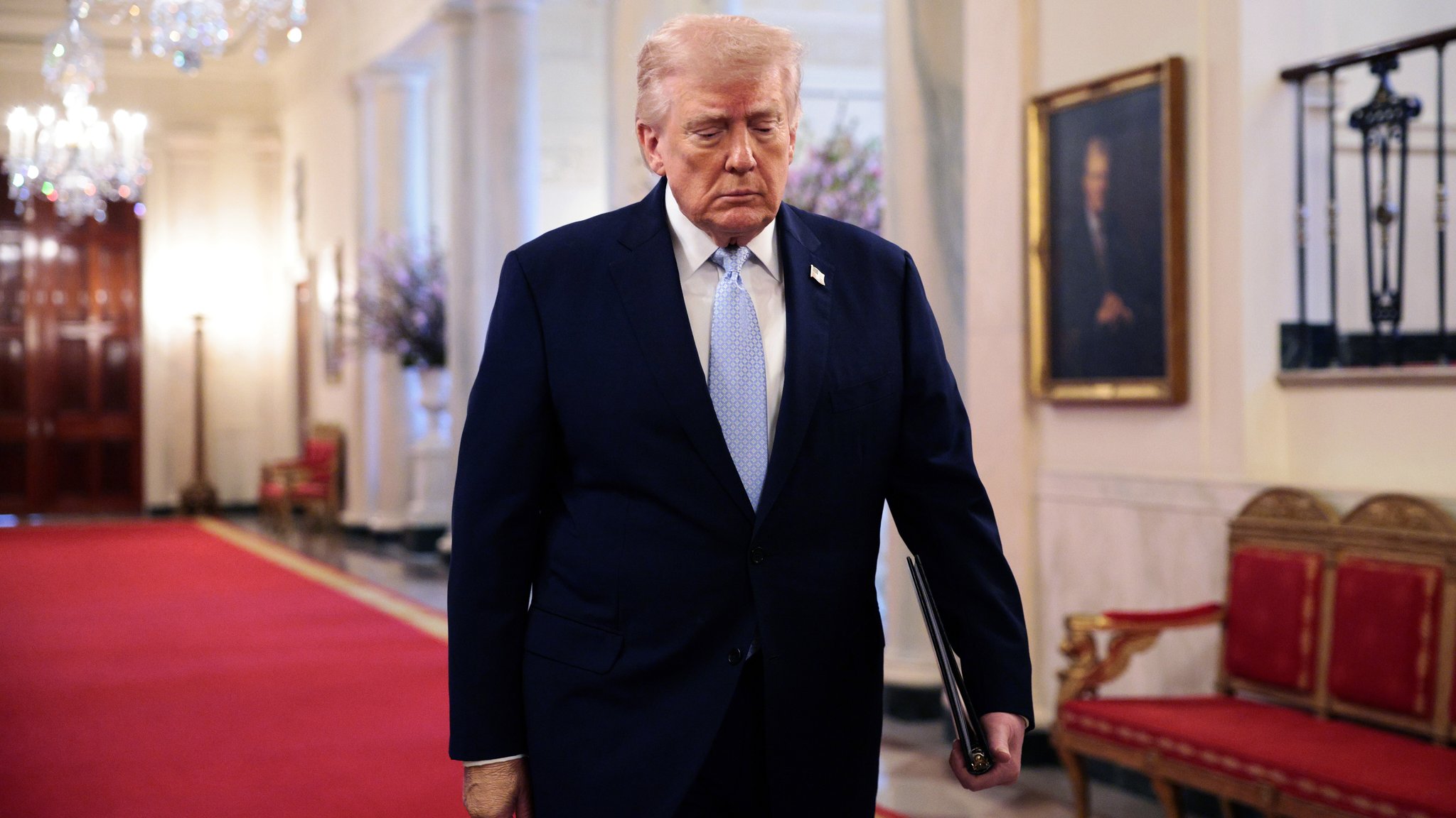 Trump läuft Gang entlang