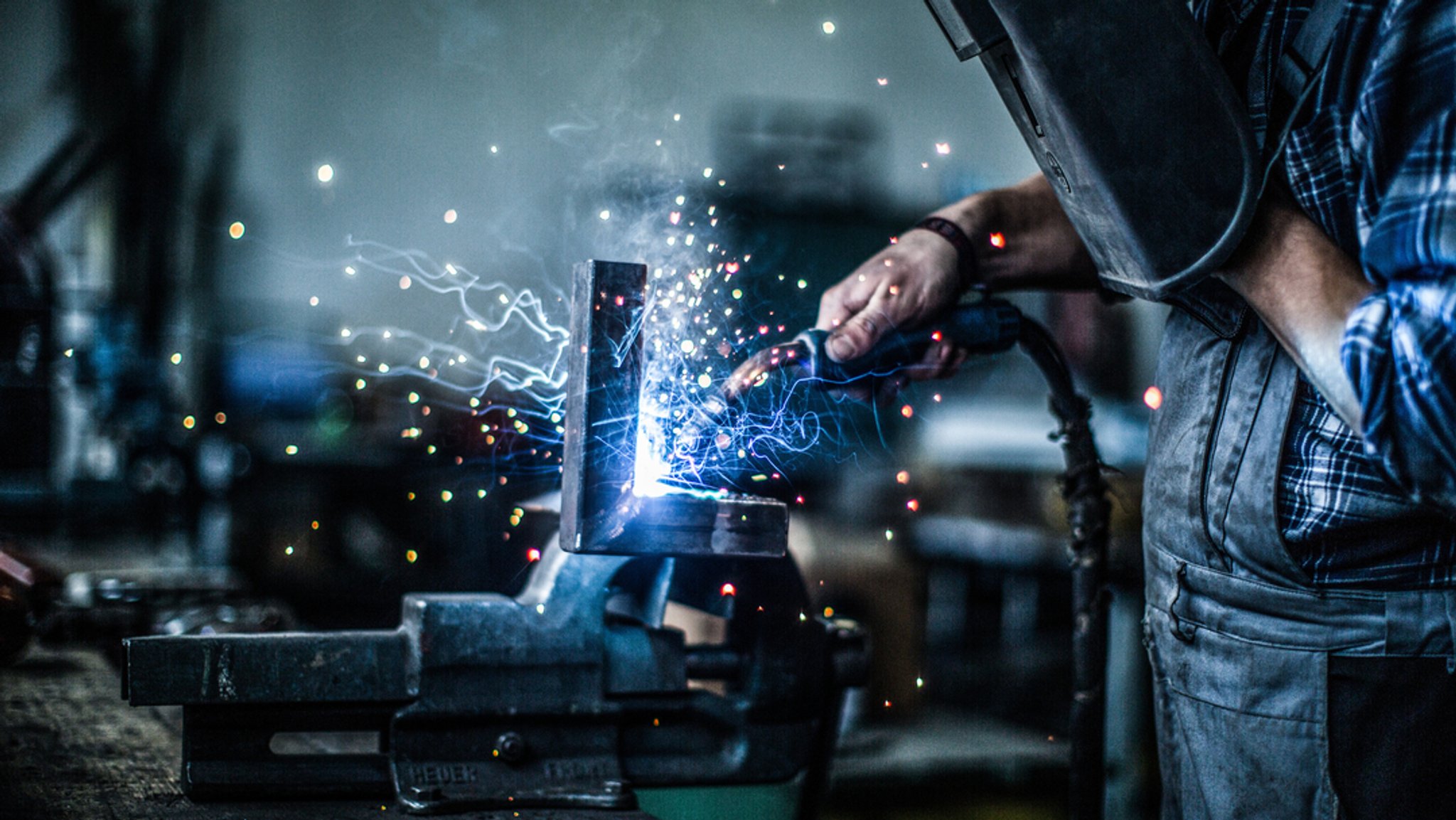 Handwerker an einem Schweißgerät