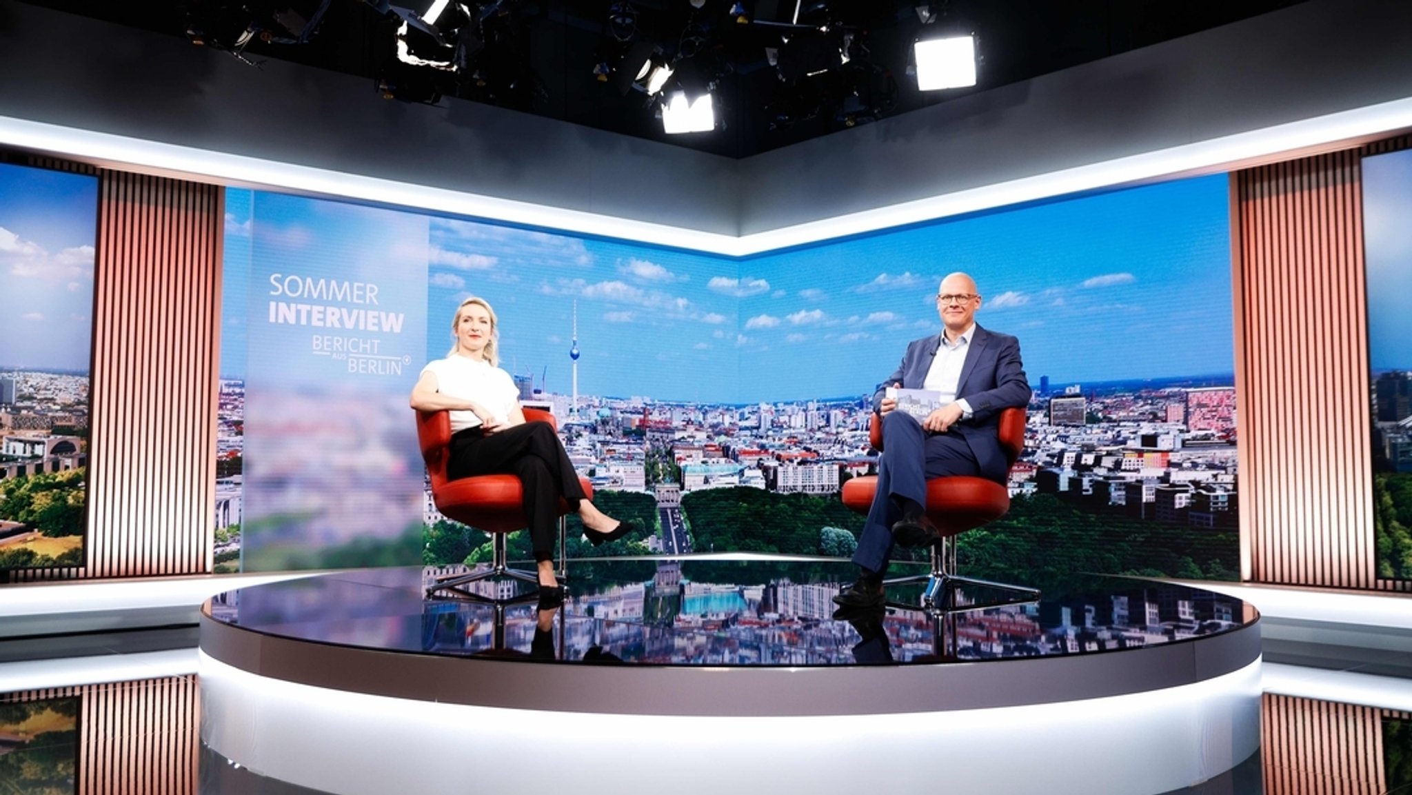 Ines Schwerdtner, Bundesvorsitzende der Partei Die Linke, sitzt mit Moderator Matthias Deiß beim ARD-Sommerinterview.