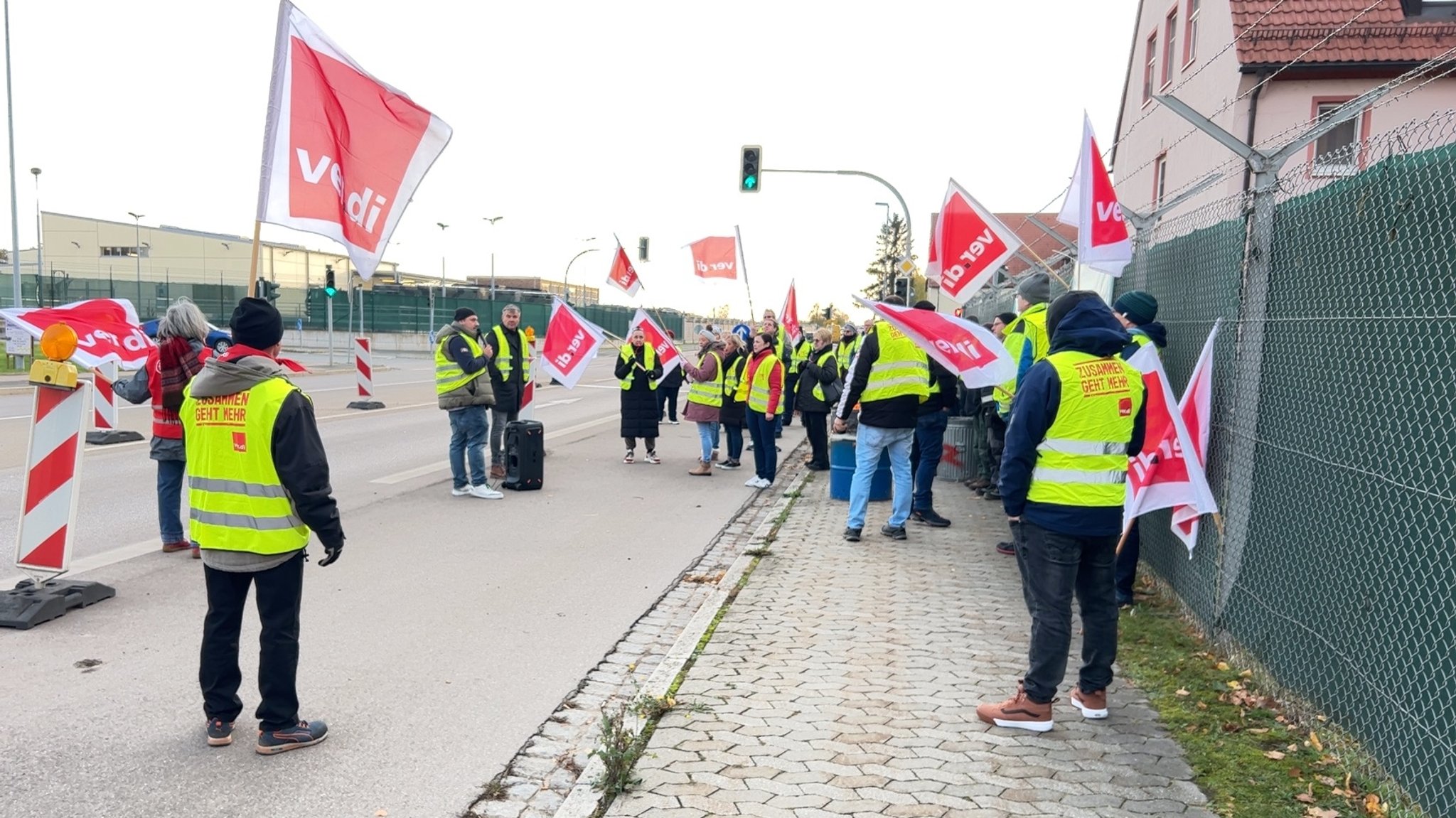 Streikende vor der Kaserne in Katterbach