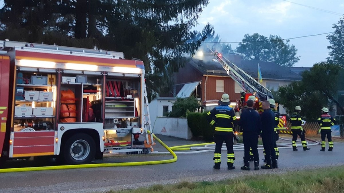Feuerwehr bekämpft sieben Stunden lang Brand in Wohnhaus