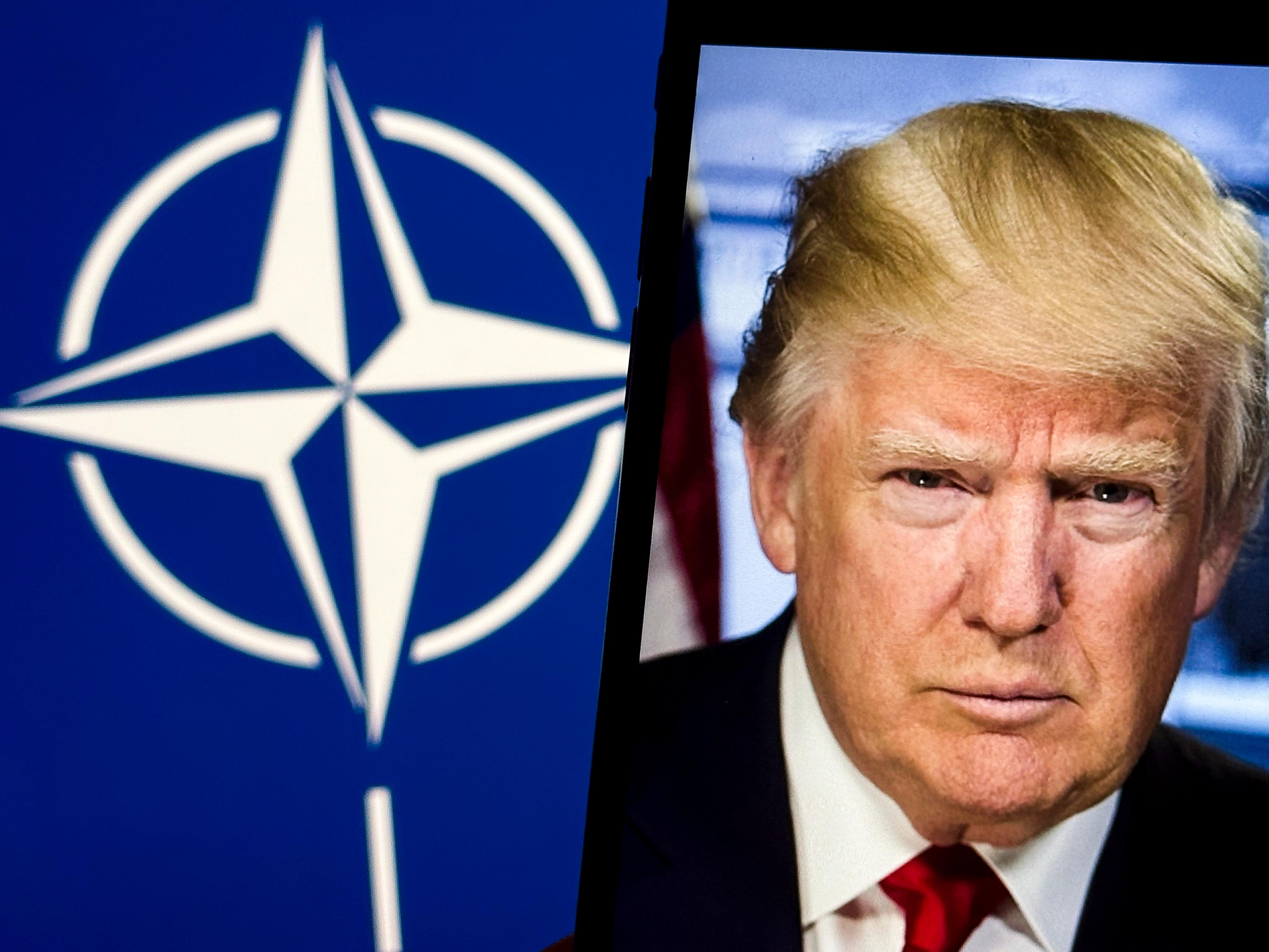 Ein Porträt vom künftigen US-Präsidenten Trump vor einer Nato-Flagge