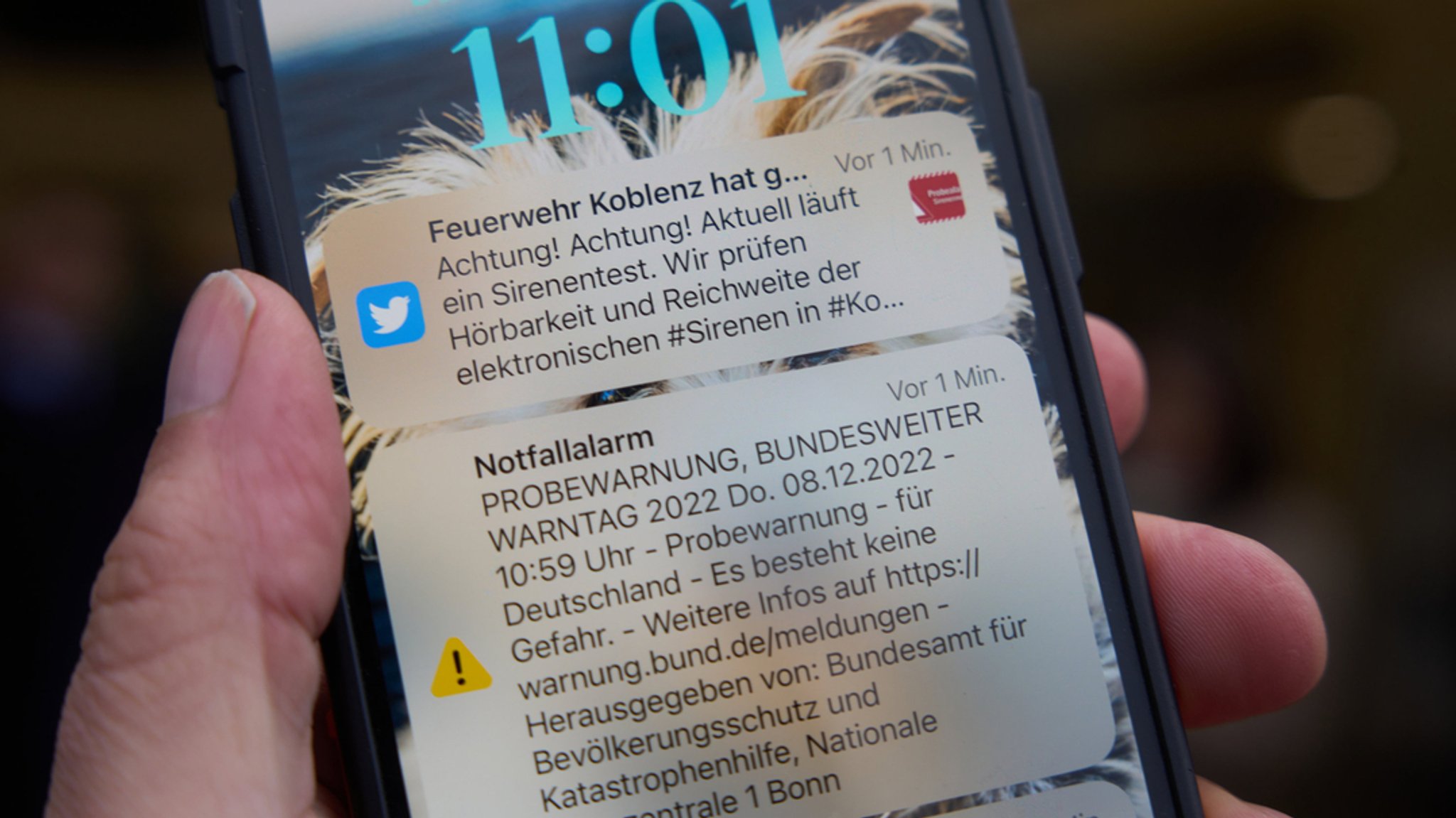 Eine "Cell Broadcast"-Anzeige auf einem Smartphones während eines Probealarms.