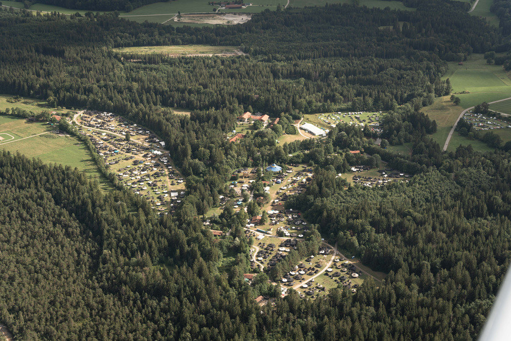 Luftaufnahme vom Lager Hochland mit hunderten Jurten im Lager Hochland in Königsdorf