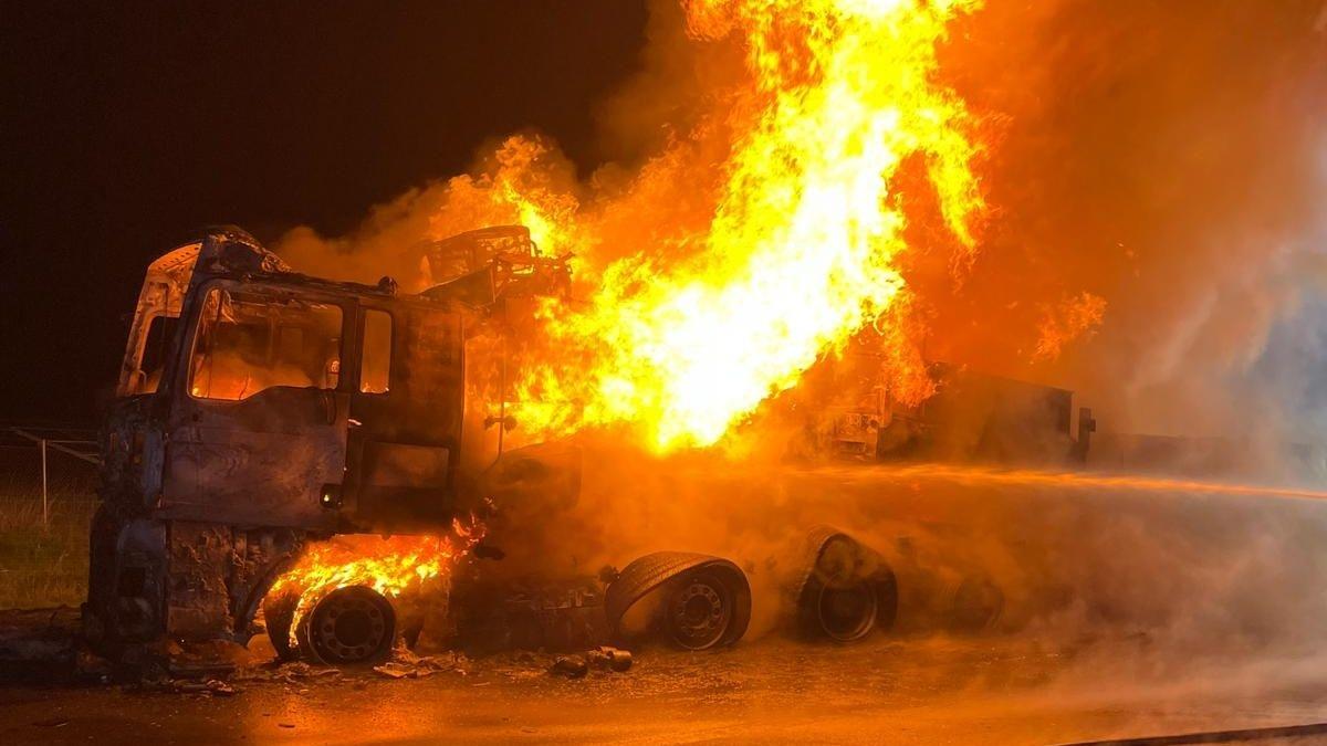 Ein Lkw brennt auf der A3.
